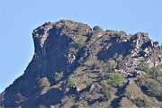 09 Corno Zuccone (1458 m) visto a maxi-zoom dalla Costa d'Olda 